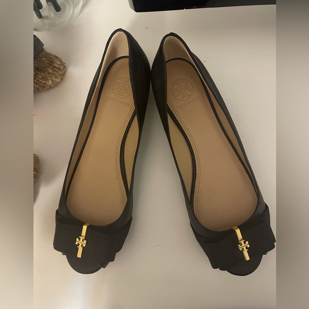 Tory Burch black flat shoes in size 7 in perfect condition